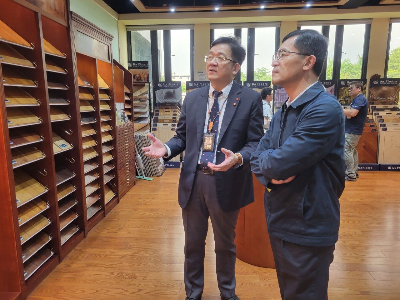 誌懋董事長蘇振毅(左)向經濟部中小及新創企業署署長何晉滄(右)介紹公司產品.jpg