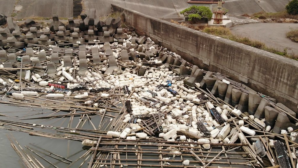 西南沿海常見的廢棄蚵棚與保麗龍浮具。.jpeg