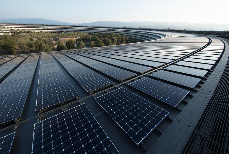 Apple 位於 Cupertino 的新總部由 100％ 再生能源供給電力，其中部分電力來自園區內 17MW的屋頂太陽能裝置.jpg