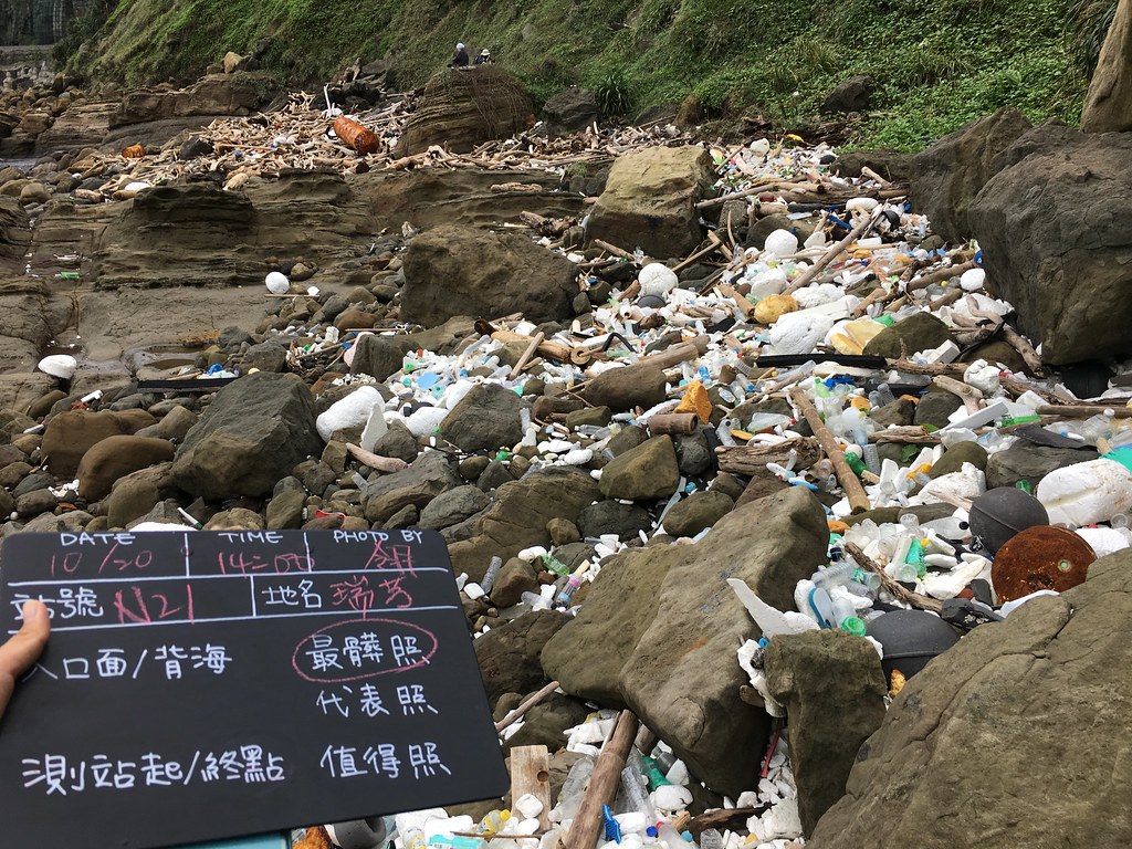 東北角台2線83.2K的海洋塑膠垃圾.jpg