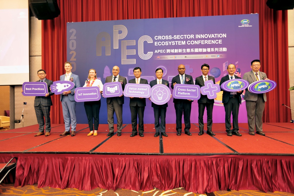 【政策組-109.08.12-台大醫院國際會議中心】APEC跨域創新生態系國際論壇開幕式貴賓合影.jpeg