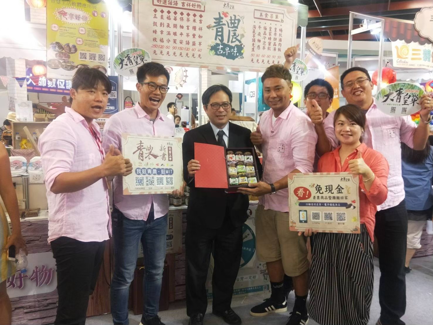 大青皇巢群聚於台北國際軟體應用展與吳明機處長合影