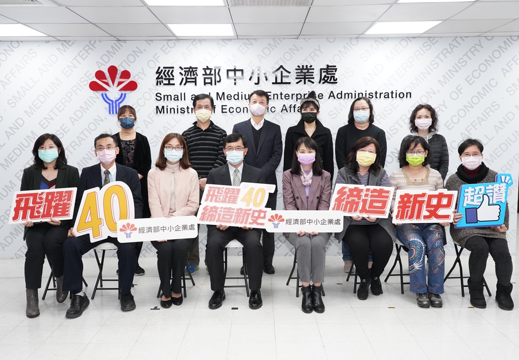 圖3何處長、蘇副處長、胡副處長與資深同仁合影，感謝他們的付出.jpg