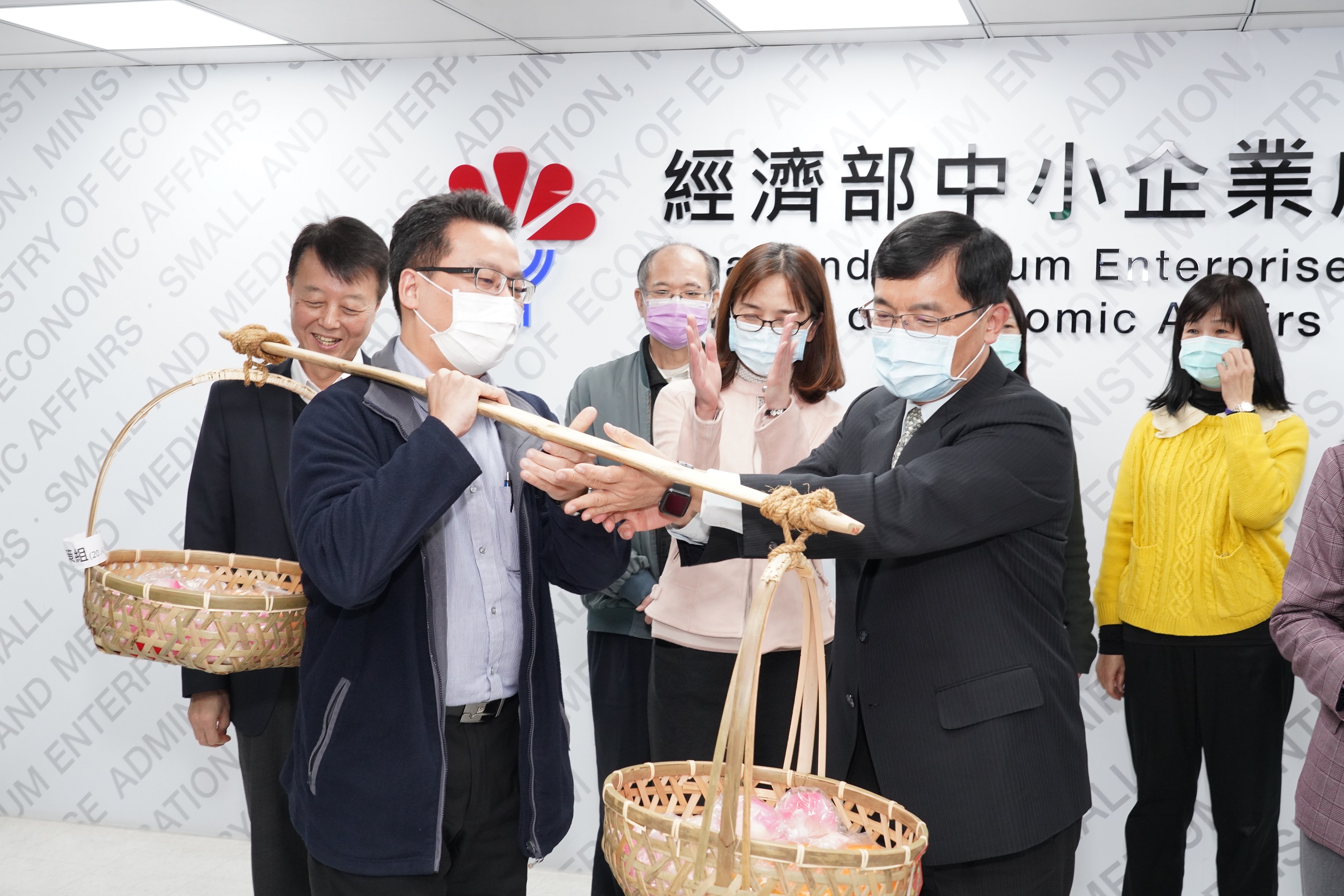 中小企業處40週年祝福活動花絮-承擔與分擔・一肩扛圖1.jpg