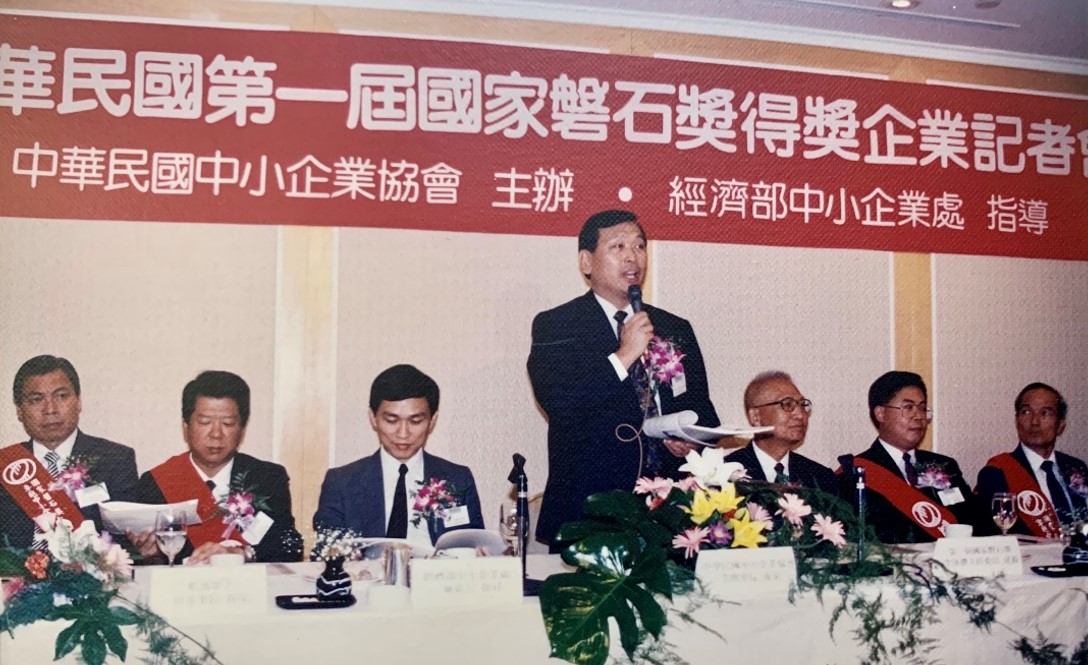 民國820824主持人(中)理事長李成家 (中右)經濟部部長李達海 (中左)中小企業處處長施顏祥.jpg