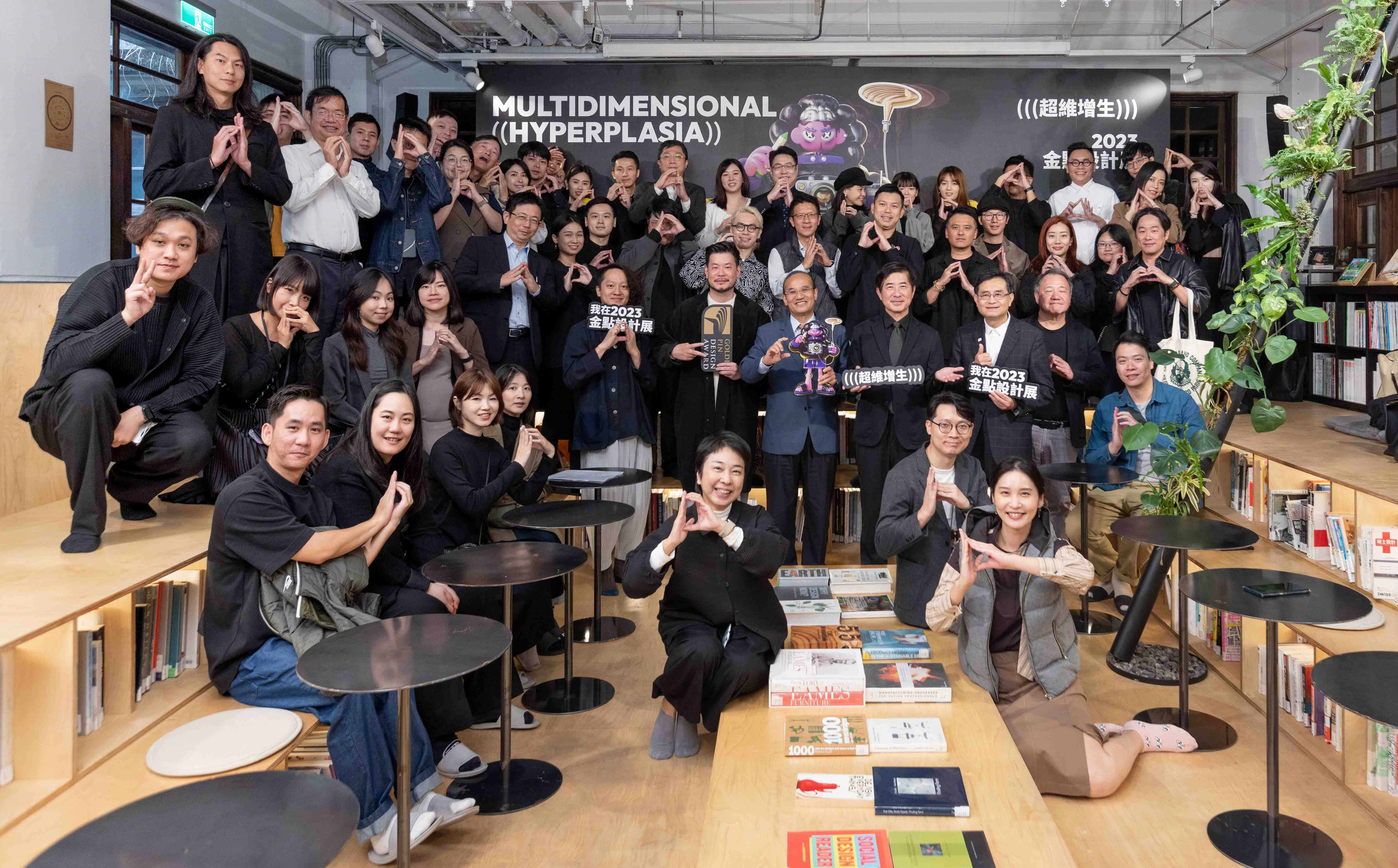 2023金點設計展於11月20日舉辦開展記者會，參展企業與設計師大合照。.jpeg