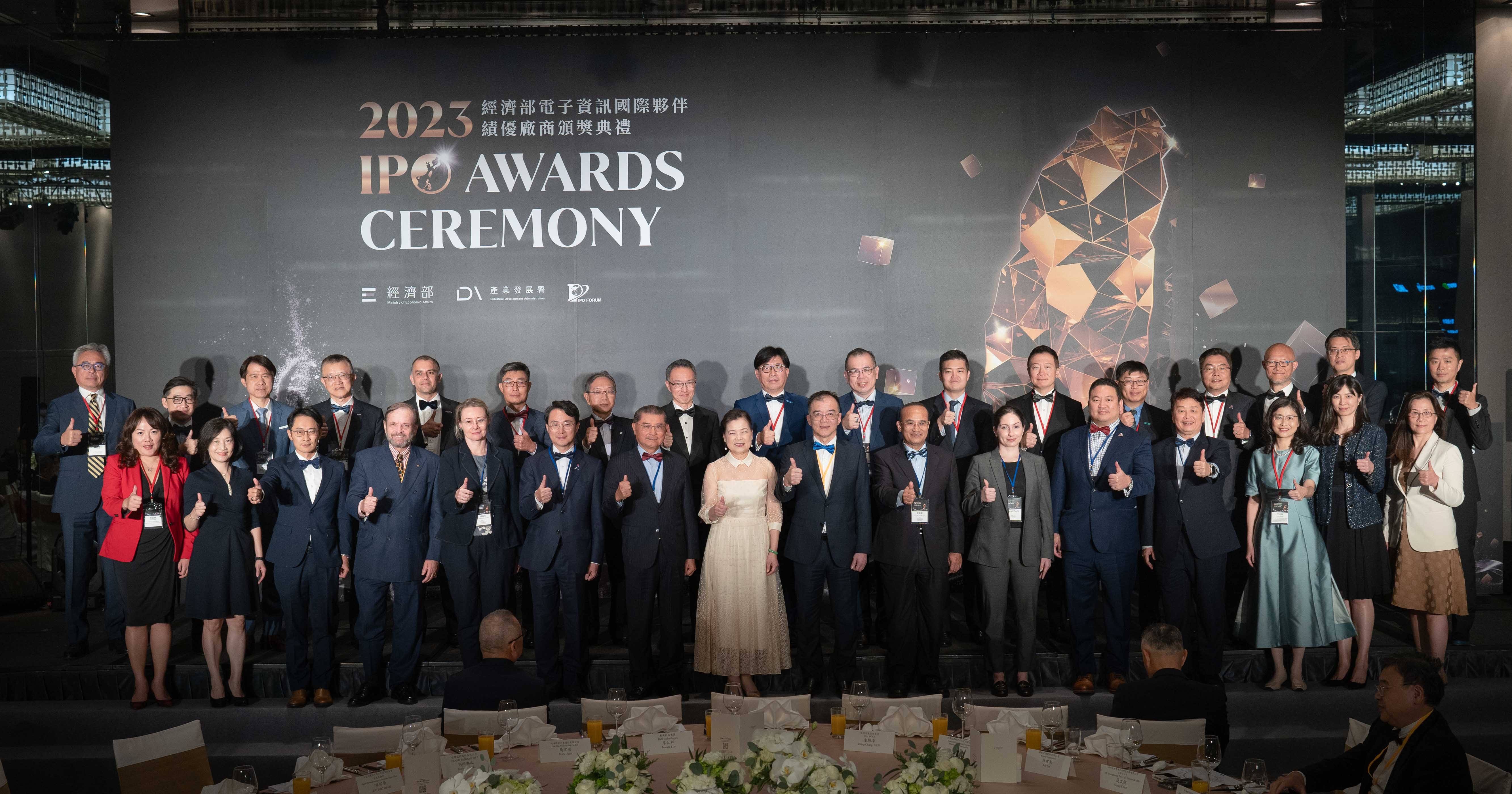 經濟部王美花部長與2023經濟部電子資訊國際夥伴績優廠商獎項代表合影.jpeg