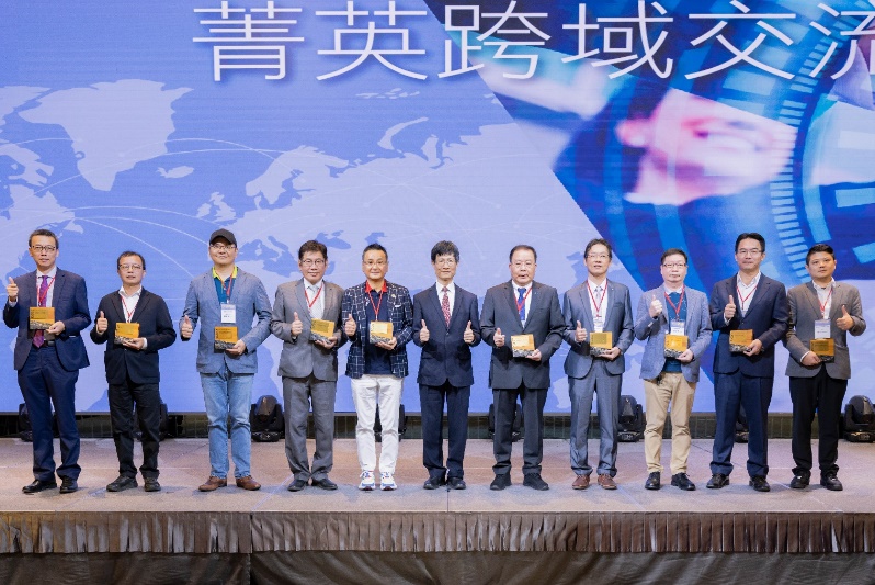 經濟部中小及新創企業署陳秘順副署長（中）頒獎及與標竿企業合影.jpeg