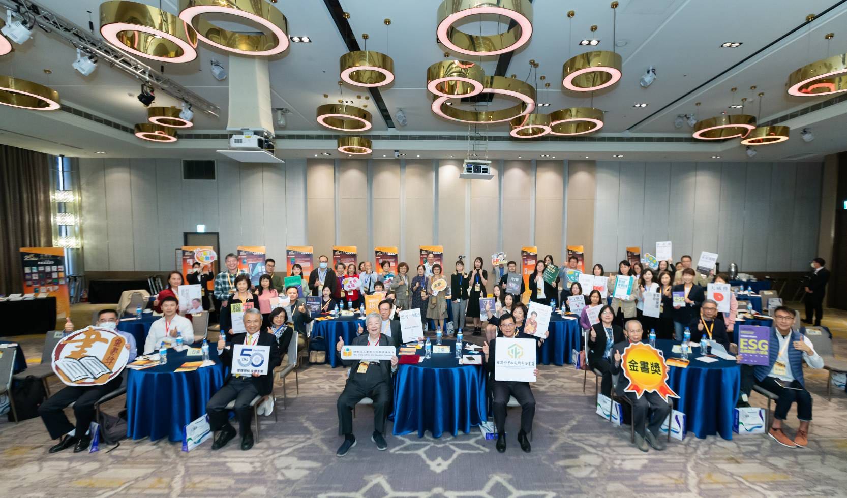 第25屆金書獎表揚典禮，經濟部中小及新創企業署何晉滄署長與得獎者合影.jpeg
