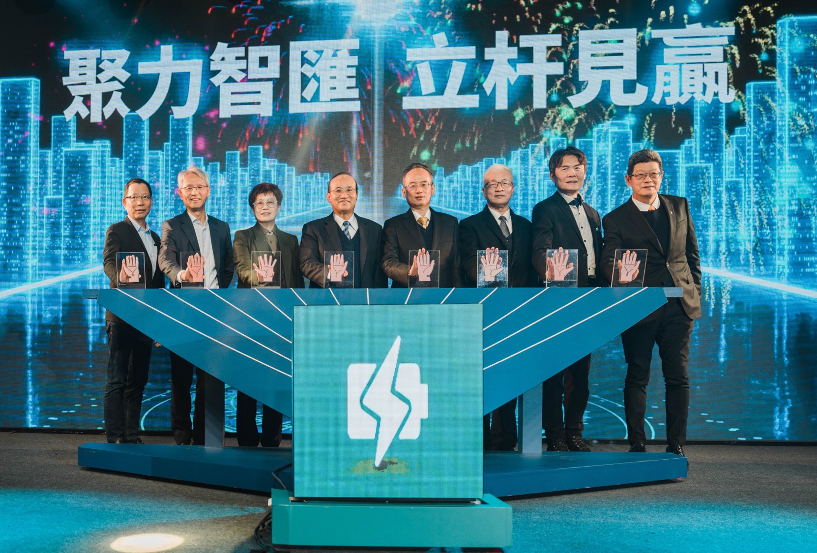 經濟部攜手與地方產業首推遵循國家標準的5G智慧杆實證活動大合照.jpeg