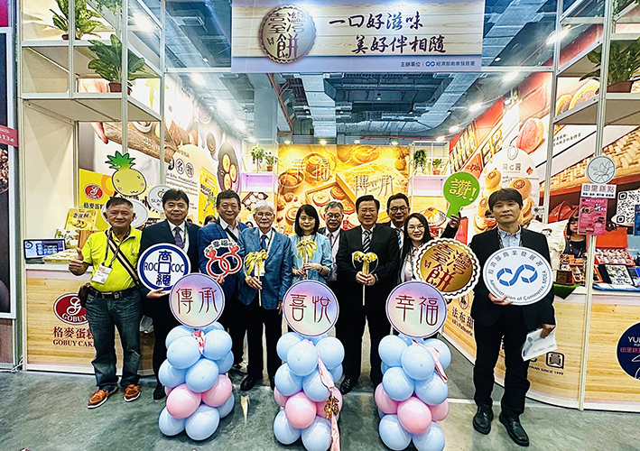 經濟部商業發展署蘇文玲署長(中)、中華民國全國商業總會許舒博(右)及糕餅商業同業公會共同爲「2024台北國際食品展-臺灣餅館」揭幕.png