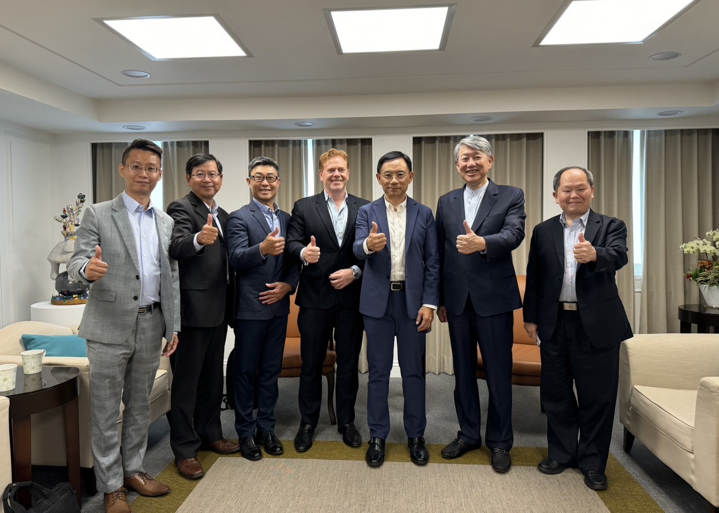 左起：AMD台灣分公司財務長許禮磬.jpeg
