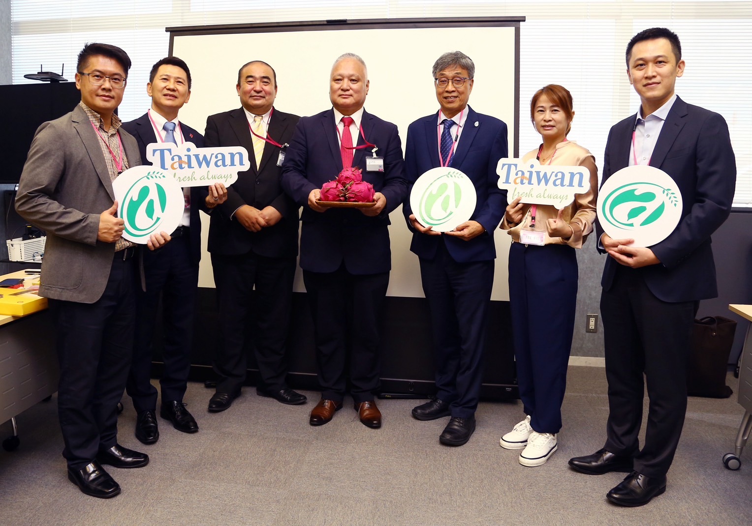 圖1_陳駿季部長(右3)率台灣業者拜會Ministop超商藤本明裕社長(右4)，行銷推廣台灣農漁畜產品.jpg
