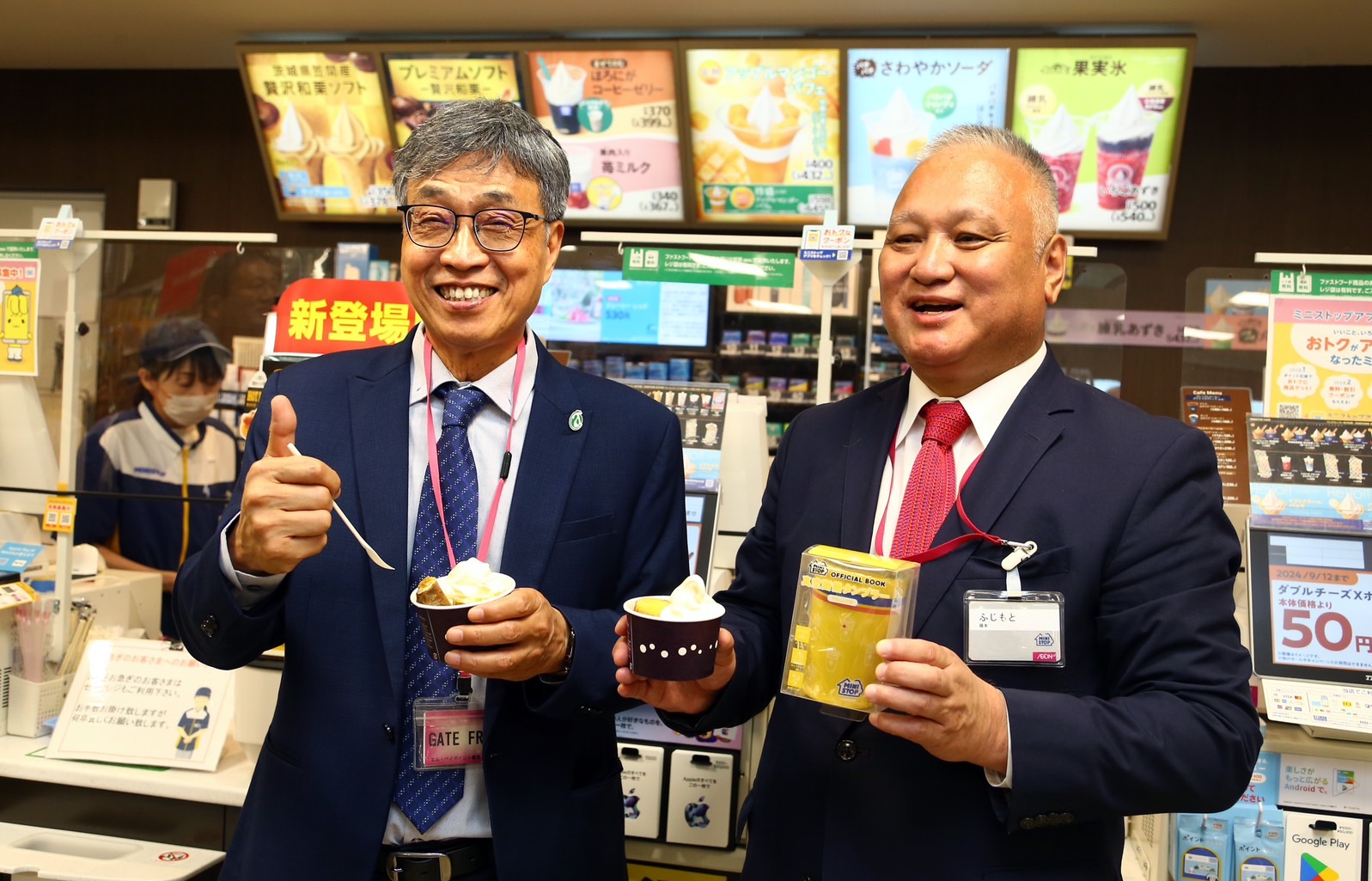 圖2_Ministop超商藤本明裕社長(右)向陳駿季部長(左)介紹利用臺灣「台農57號地瓜」製成的門市熱銷商品「地瓜冰淇淋」.jpg