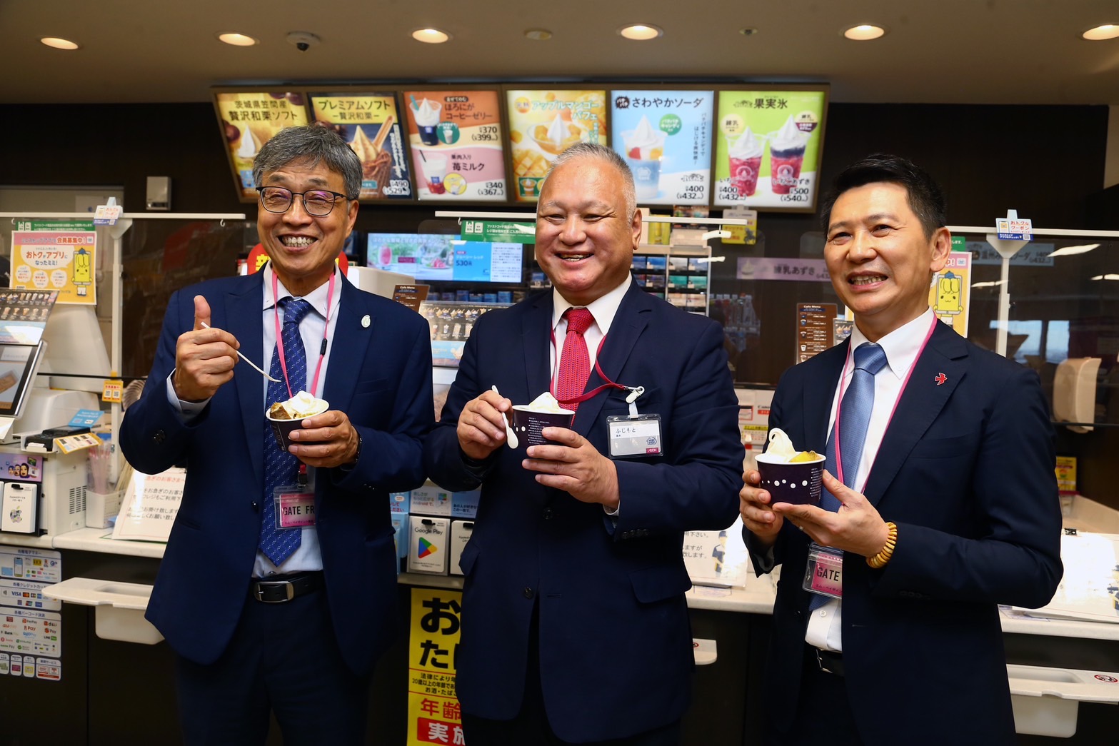 圖6_ 陳駿季部長(左)在日本全力推廣臺灣「台農57地瓜」相關產品 (Ministop超商藤本明裕社長(中)、台灣百笑公司吳侃佑總經理(右).jpg
