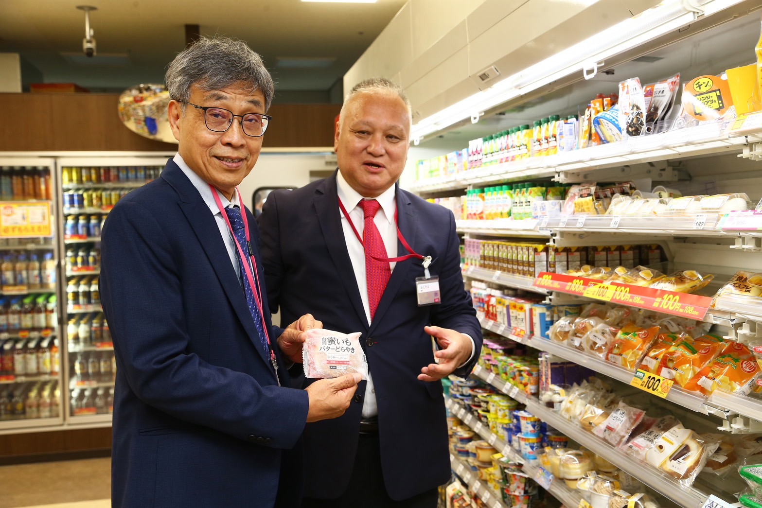 圖3_Ministop超商藤本明裕社長(右)向陳駿季部長(左)介紹利用臺灣「台農57號地瓜」製成的門市熱銷商品「地瓜奶油銅鑼燒」.jpg