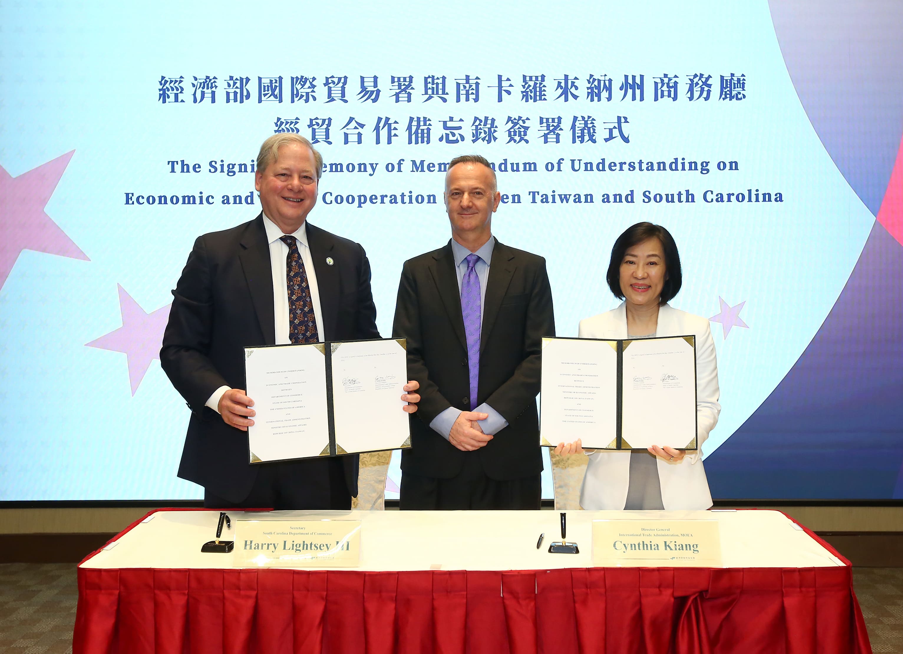 貿易署江文若署長與美國南卡羅來納州 (左)商務廳廳長Harry Lightsey III簽署「經貿合作瞭解備忘錄」.jpeg