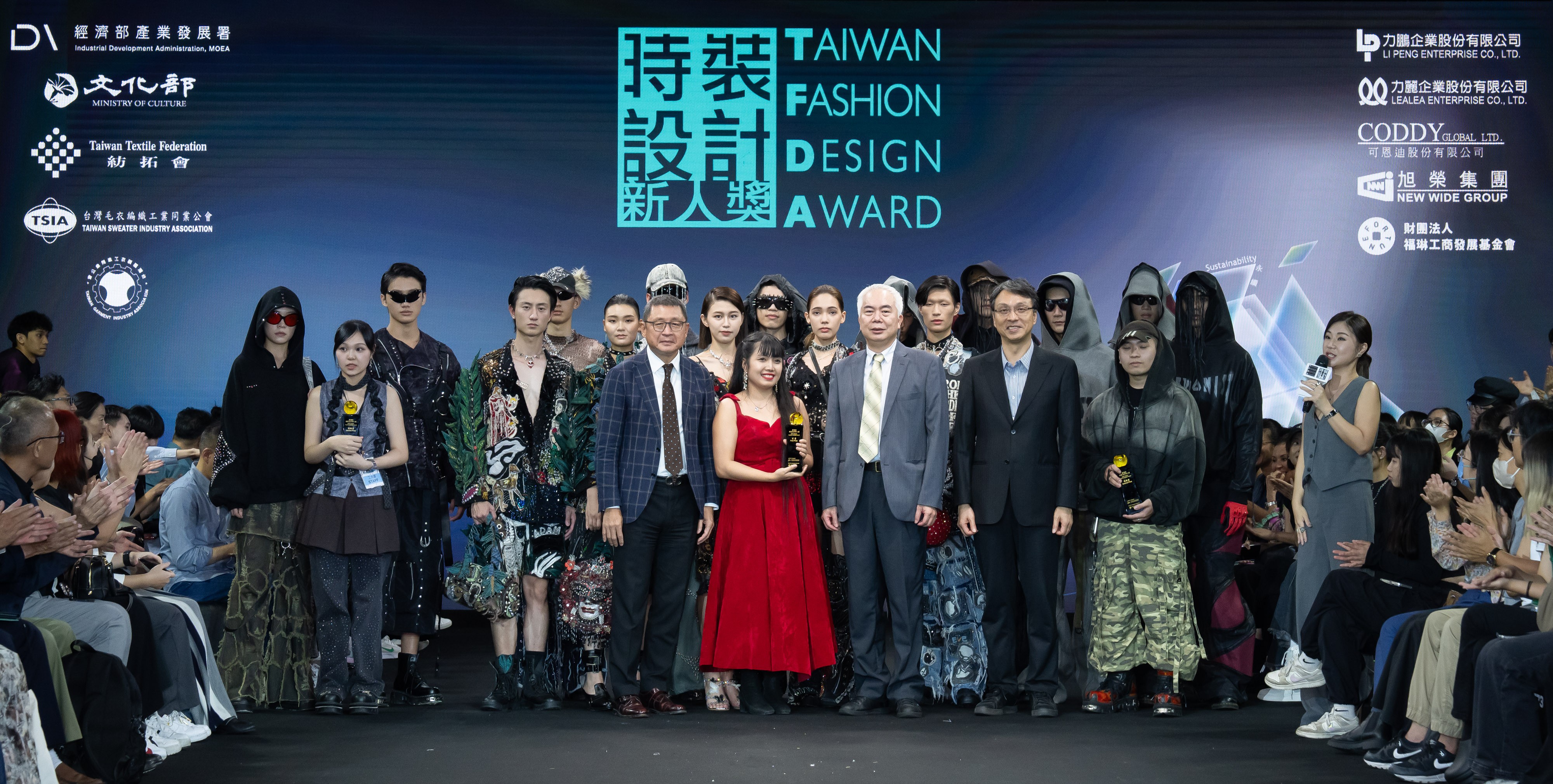 2024時裝設計新人獎-得獎者與頒獎嘉賓合影.jpeg