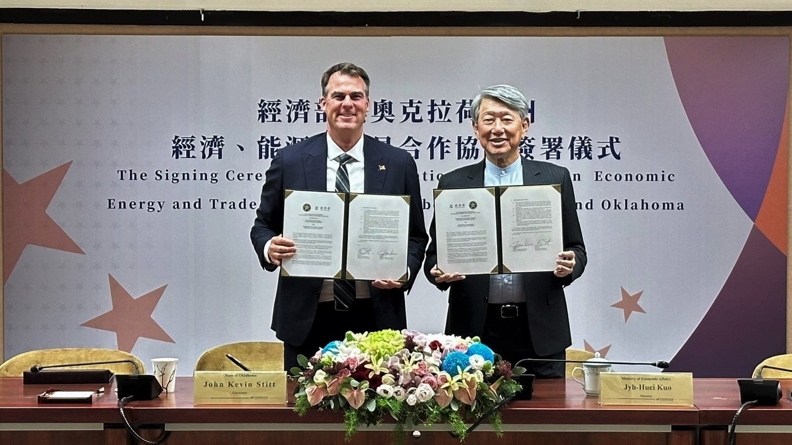 經濟部郭智輝部長與美國奧克拉荷馬州州長Kevin Stitt於113年12月9日共同簽署「臺灣-奧克拉荷馬州經濟、能源與貿易合作協議」。.jpg
