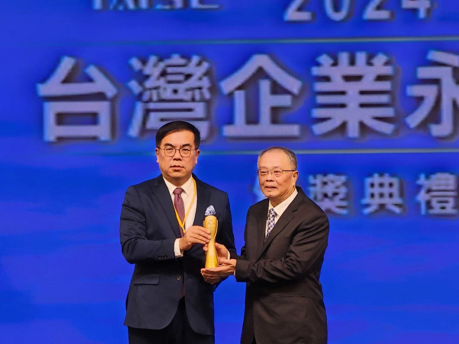 台糖連續10年獲得TCSA企業永續獎肯定，副總經理蔡東霖(右)代表受獎。.jpg