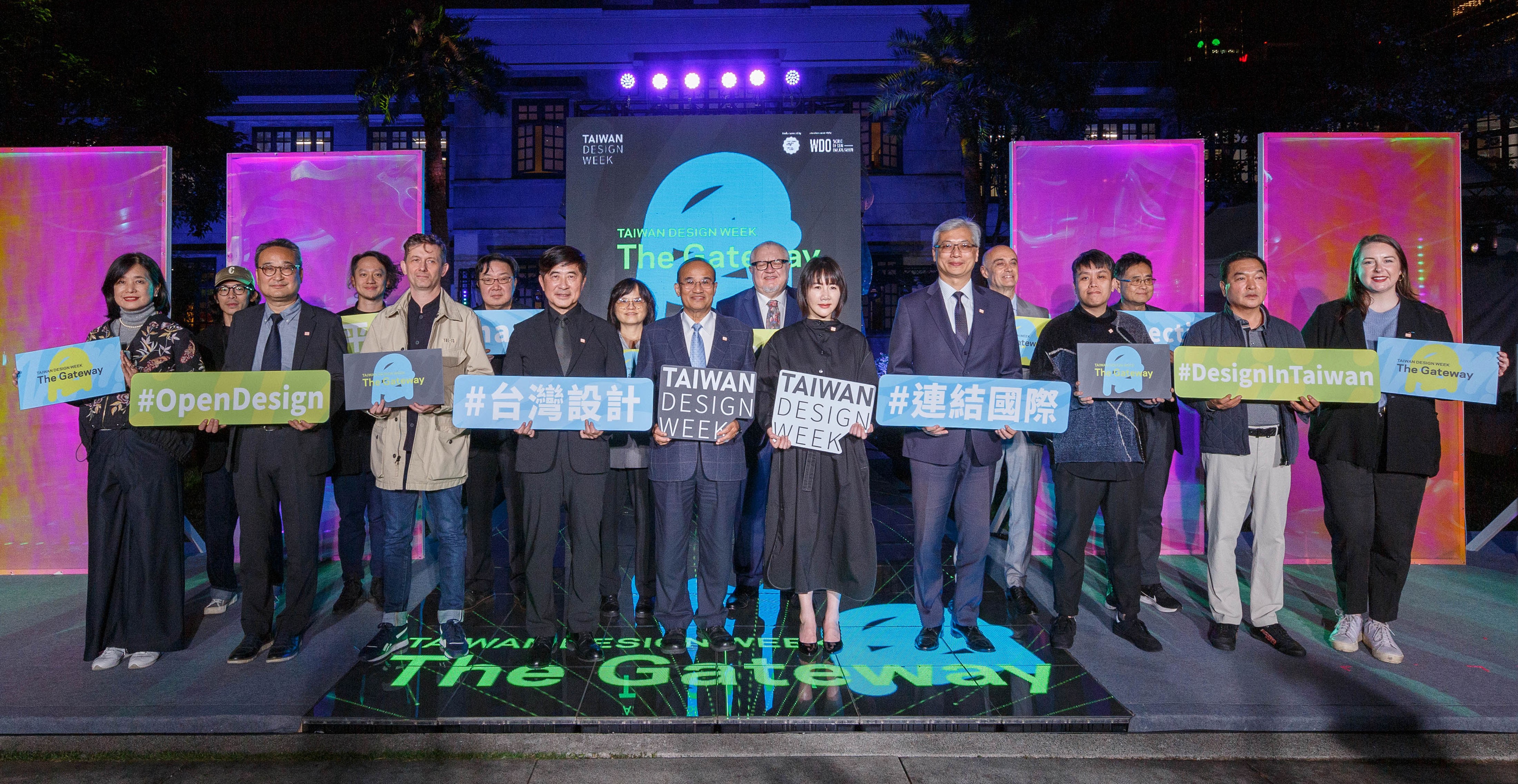 2024台灣設計週交流晚會於松山文創園區巴洛克花園盛大舉行，經濟部連錦漳次長出席並與策展團隊、與會貴賓合影留念.jpg