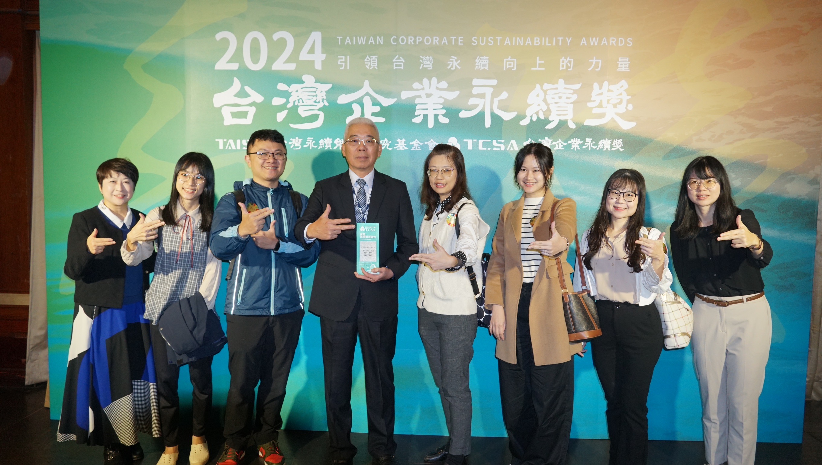 台灣中油榮獲2024台灣企業永續獎六項大獎由董事長方振仁(左4)代表受獎並與公司團隊合影.jpg