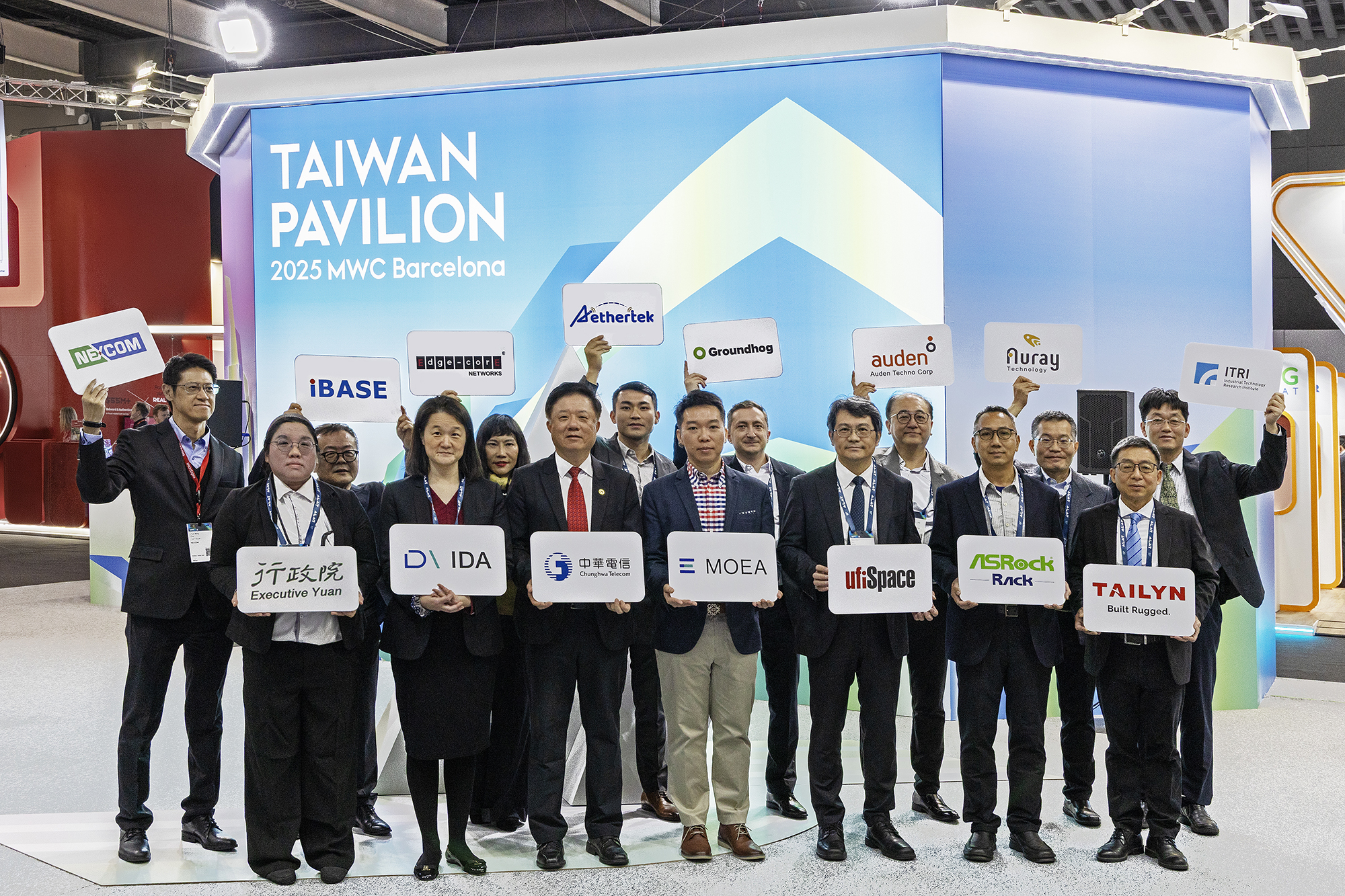 2025 MWC 臺灣館啟動，經濟部產業發展署與臺灣廠商攜手展現 5G與 AI 科技實力.jpg