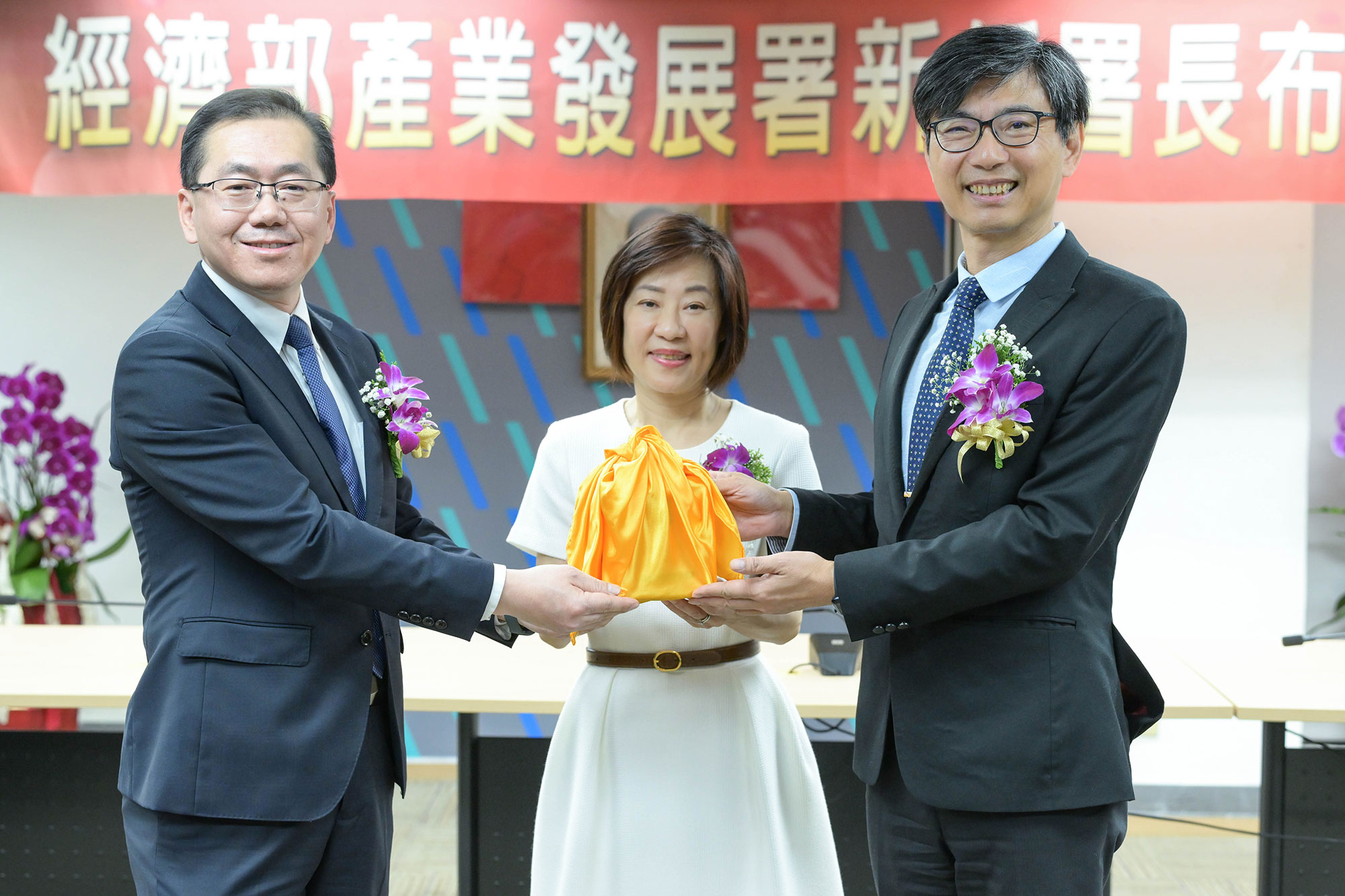 經濟部產業發展署於本(26)日舉行新舊署長交接儀式，新任邱署長求慧(右一)。.jpg