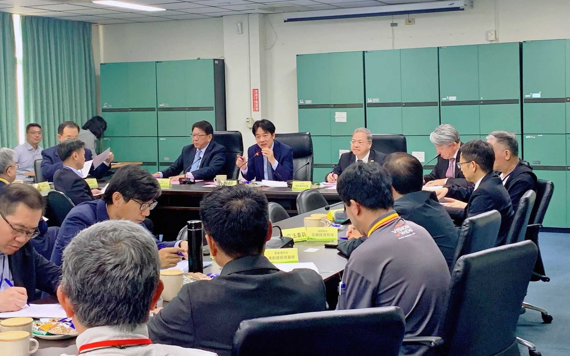 由左至右依序為總統府潘孟安秘書長、賴總統、行政院龔明鑫秘書長、經濟部郭智輝部長.jpg