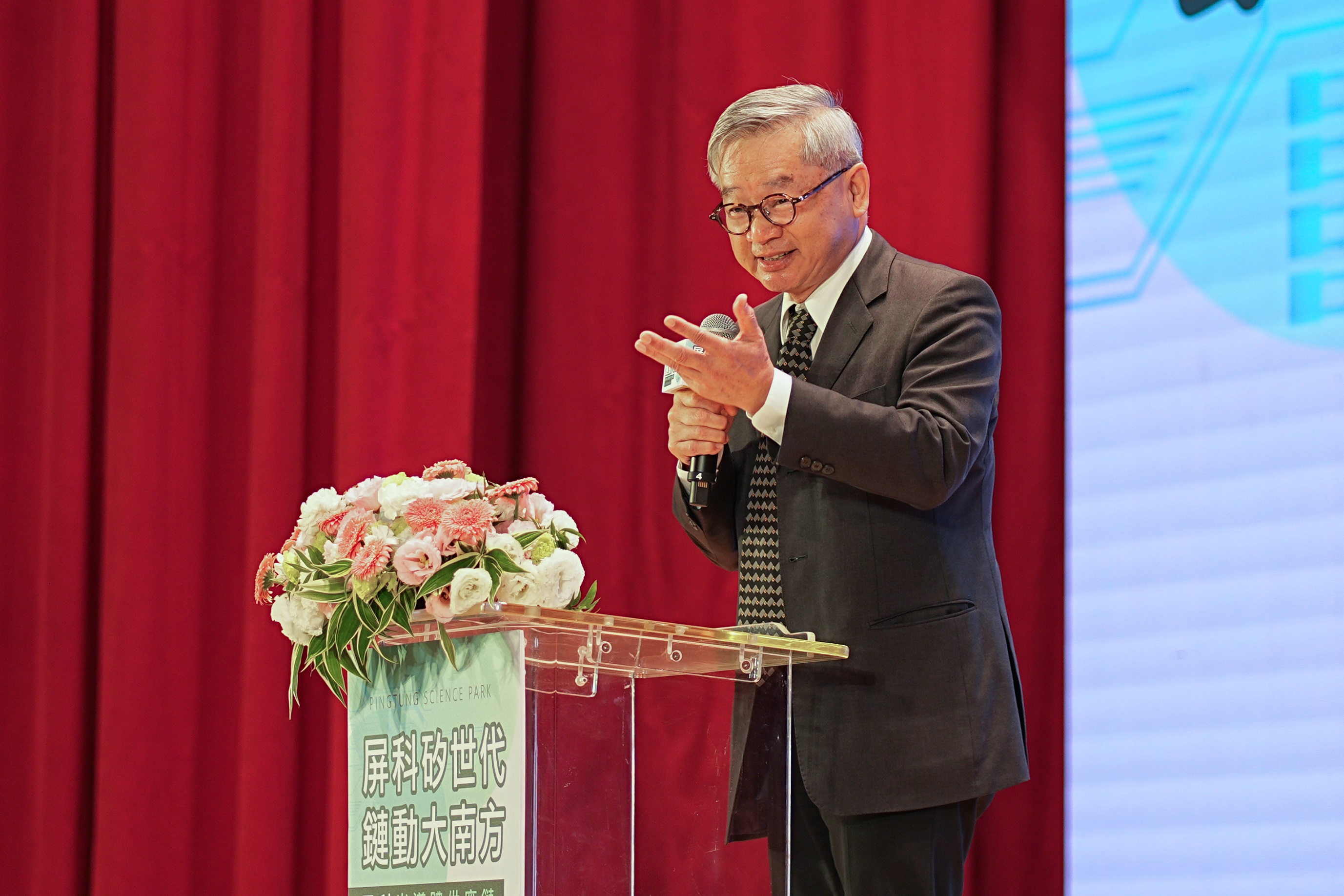 國科會主委吳誠文指出，此次規劃啟動的半導體供應鏈專區，將以「整體運籌」、「智慧製造」、「資源循環」及「科技建廠」為四大核心主軸，透過建置研發平臺協助產業技術升級，並加速與國際標準接軌。.jpg