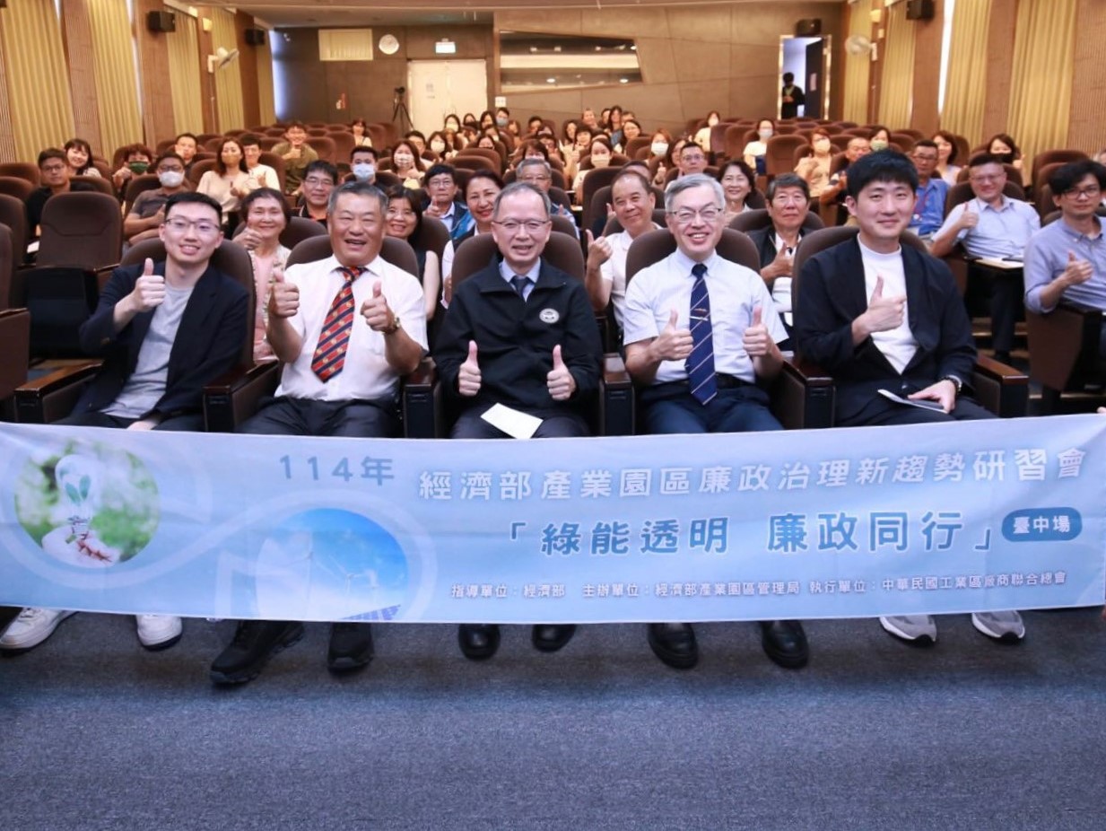 由左至右依序陽光伏特家電力股份有限公司楊哲源專案經理.jpg