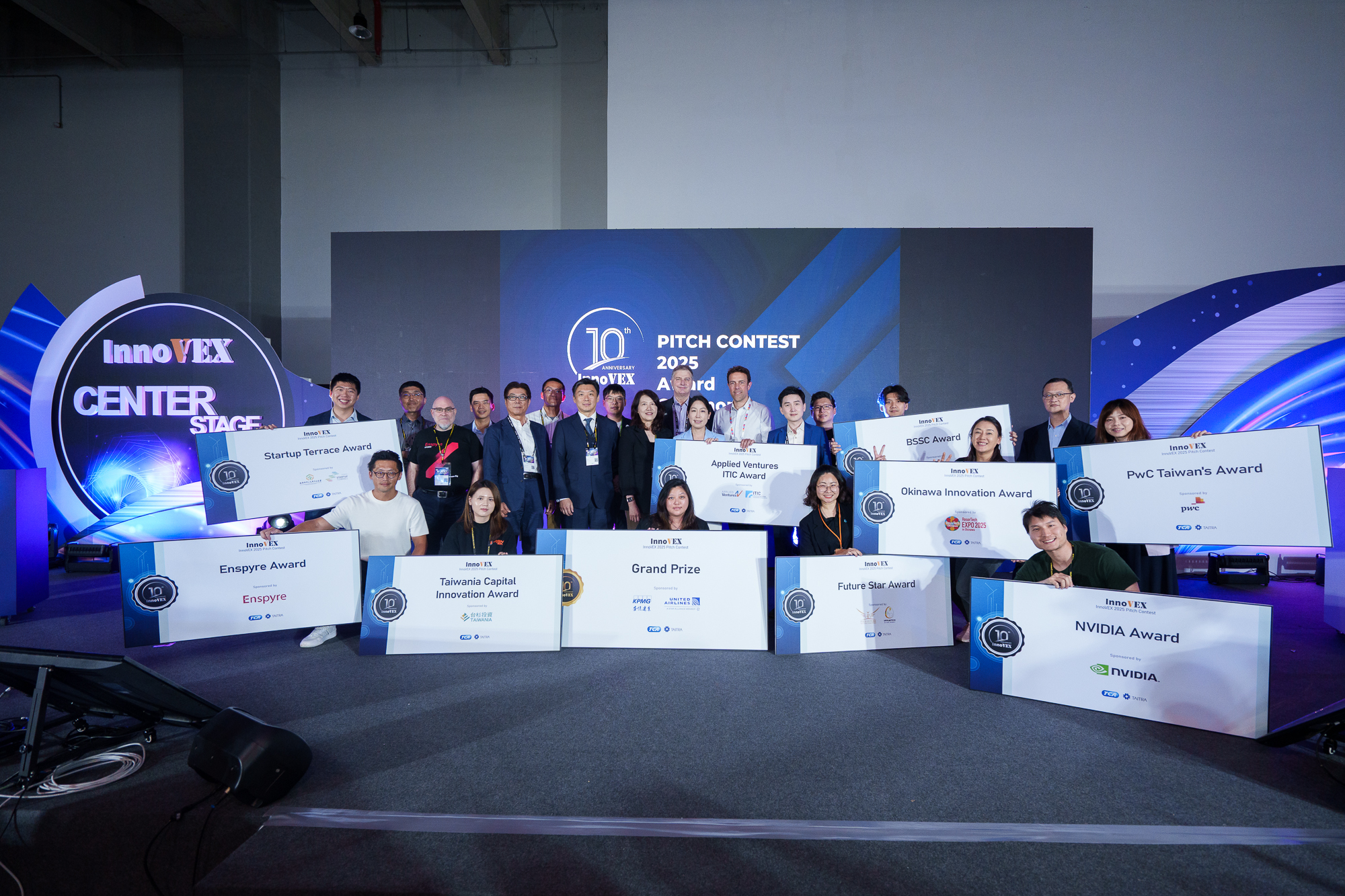 InnoVEX 2025新創競賽共有9項大獎，得獎團隊與評審合影，TREE計畫新創團隊共得到５個獎項。.jpg
