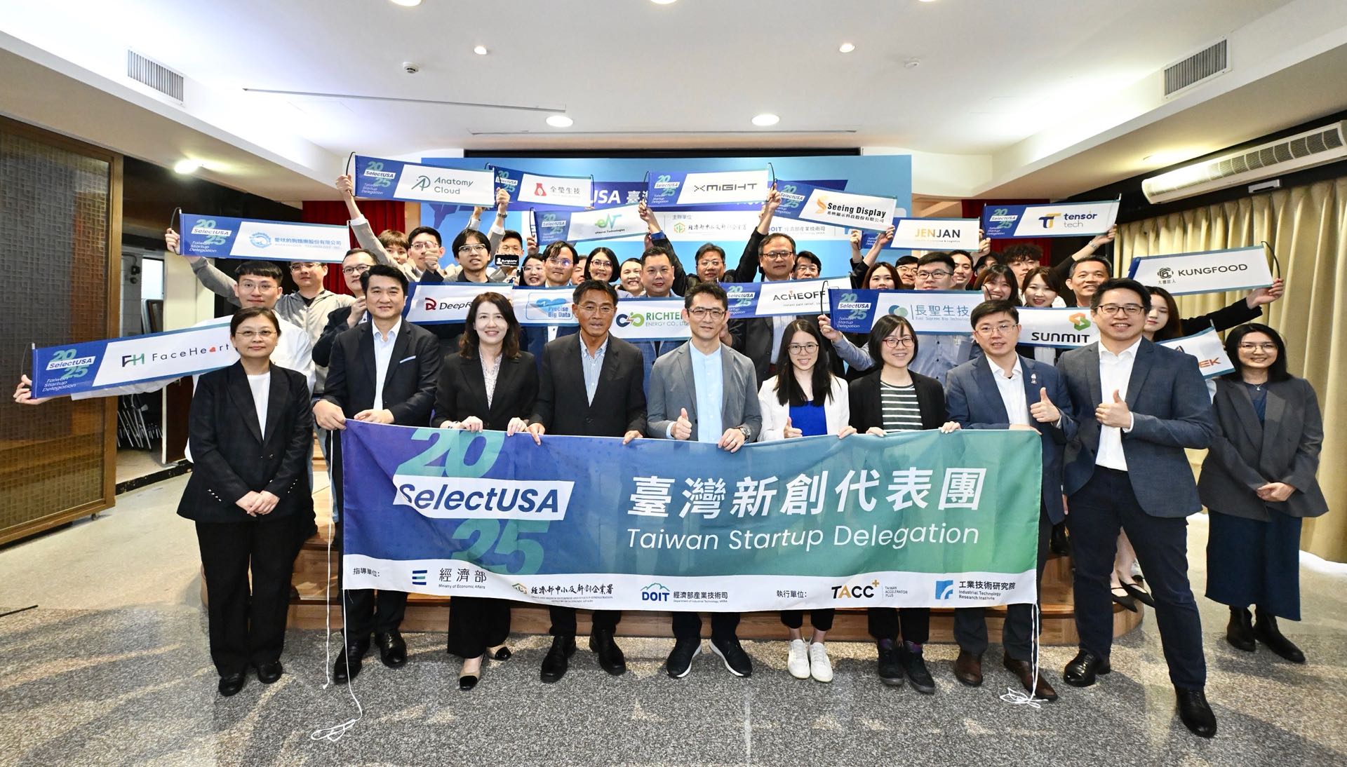 圖、經濟部中小及新創企業署李冠志署長(左4)、產業技術司郭肇中司長(左5)及赴美新創企業一同合影.jpg