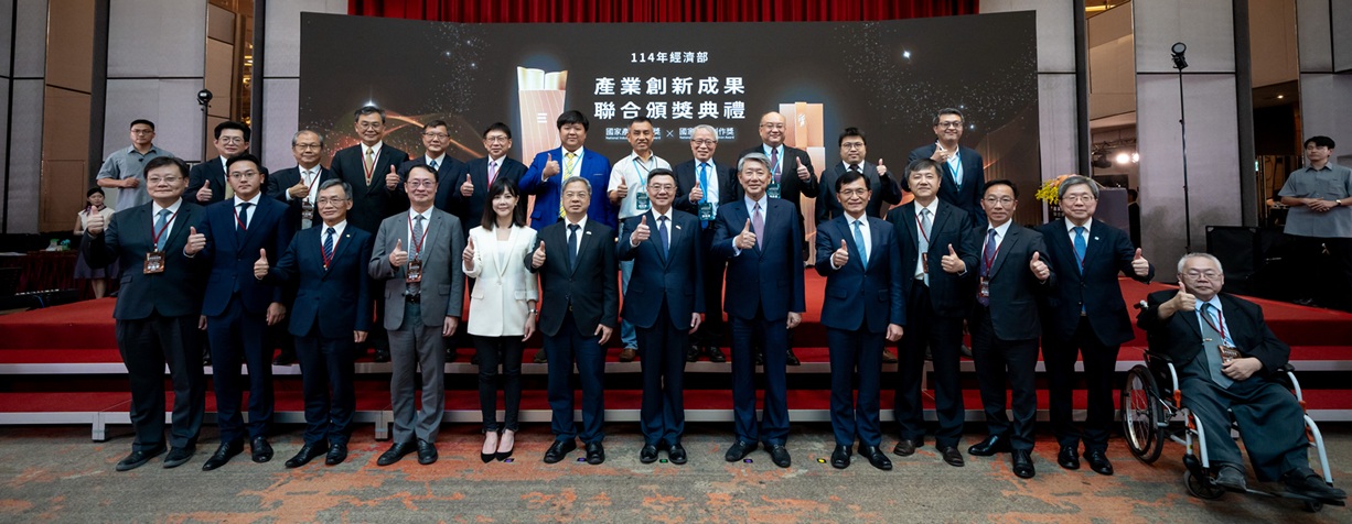 行政院長卓榮泰（前排左七）.jpg
