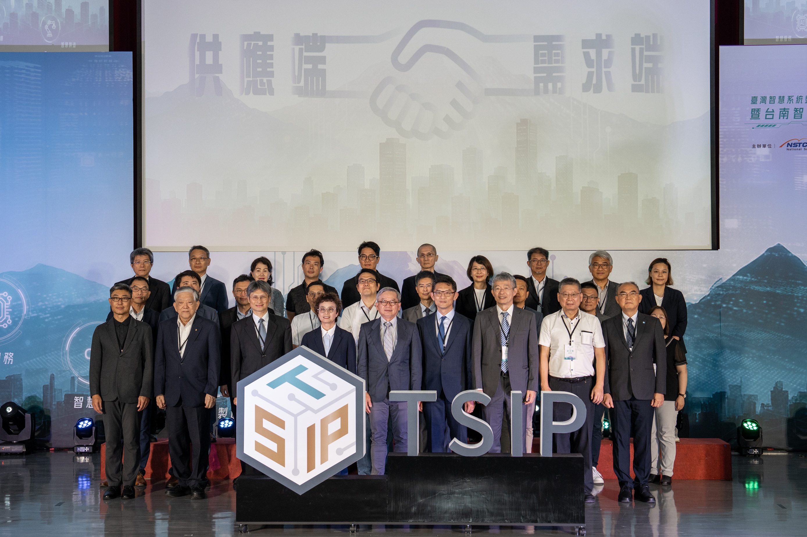 國科會與經濟部合作打造「臺灣智慧系統整合製造平臺」歡迎產學研單位加入，也歡迎企業提出AI應用實際需求，.jpg