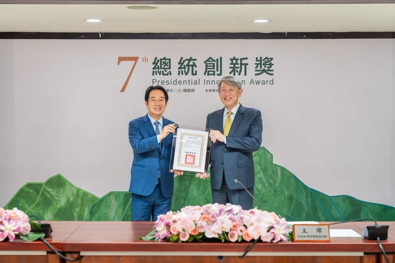 總統親授「總統創新獎」委員會委員聘書予經濟部長郭智輝.jpg