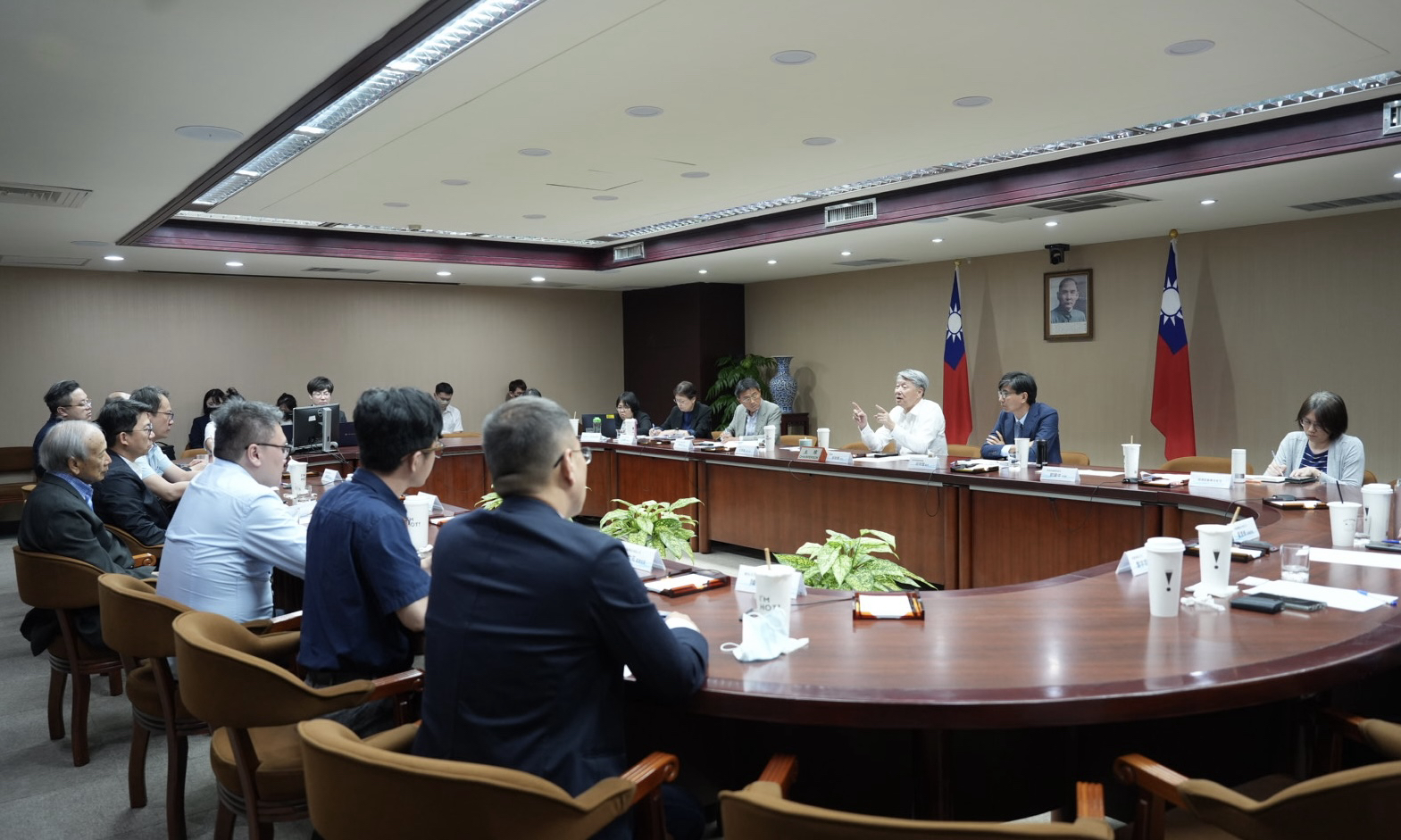 經濟部郭智輝部長8月8日主持中小企業座談會，針對關稅和新臺幣匯率波動等議題，與業者互相交流意見。.jpg