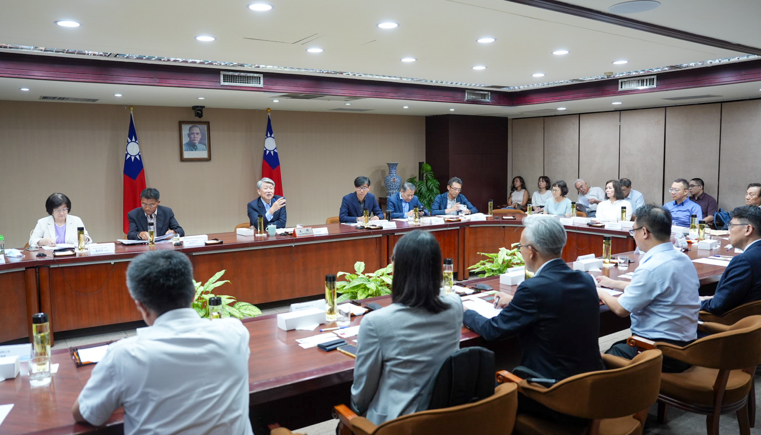 經濟部郭智輝部長8月20日主持醫療器材產業座談會，針對美國對等關稅、新臺幣匯率波動及海外布局等議題，進行意見交流。.jpg