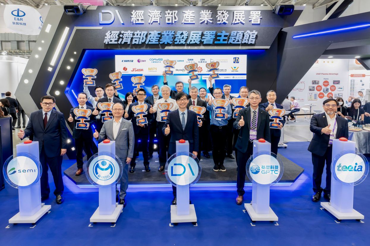 SEMICON Taiwan 經濟部產業發展署主題館開幕啟動合影.jpg