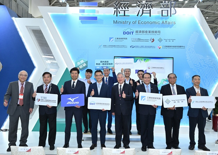 經濟部產業技術司專館由工研院、紡織綜合所、紡拓會、鞋技中心、塑膠中心、印研中心、六大法人與日本美津濃展示科專成果，共同啟動專區開幕儀式。.jpg