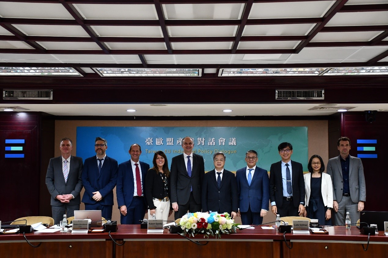 經濟部龔部長明鑫與歐盟成長總署Hubert GAMBS副總署長共同主持臺歐盟產業對話會議(IPD).jpg