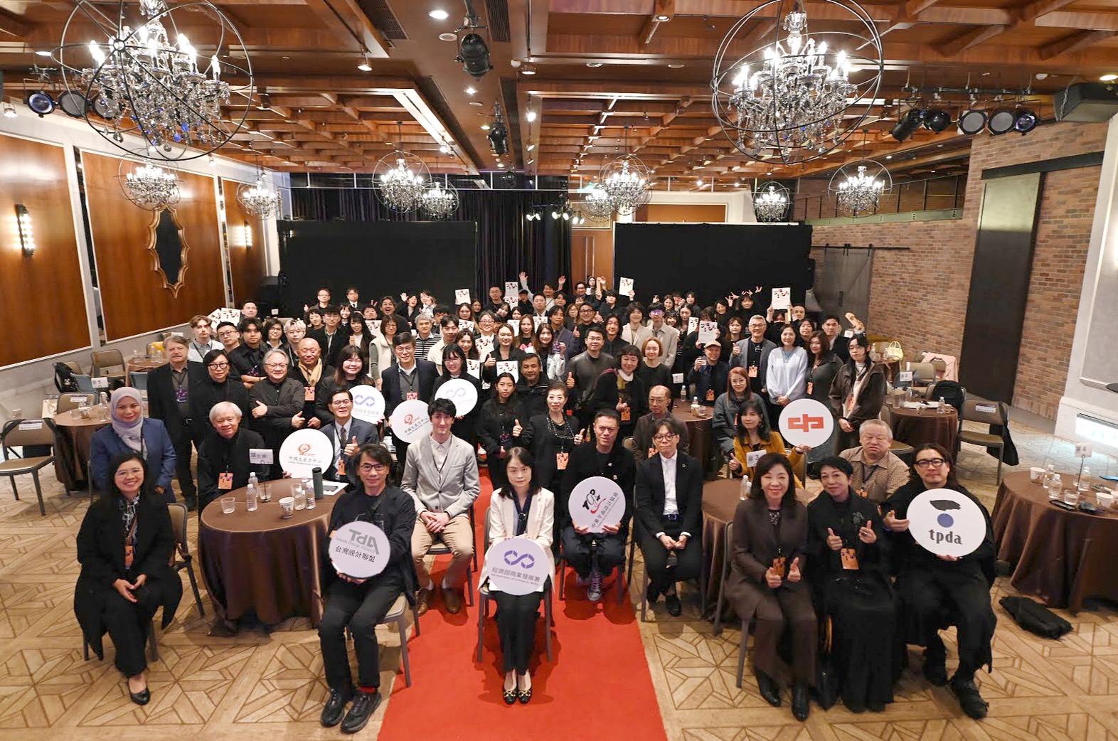 臺灣國際平面設計獎得獎人 評審代表 公協會代表與產業人士合影.jpg