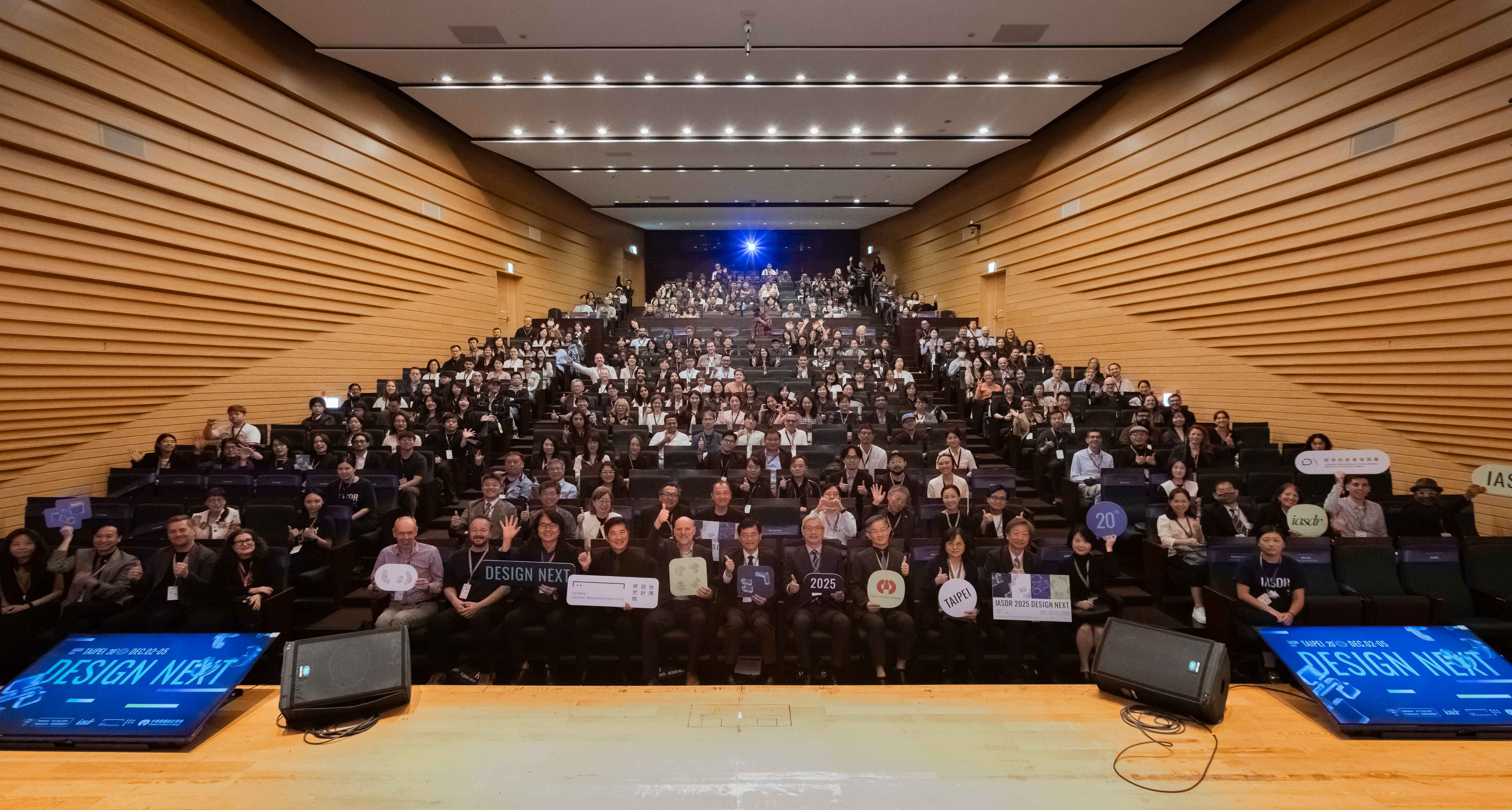 IASDR 2025開幕典禮於12月2日舉辦，經濟部何晉滄政務次長、經濟部產業發展署鄒宇新副署長、IASDR主席Peter Lloyd與各界嘉賓合影。.jpg