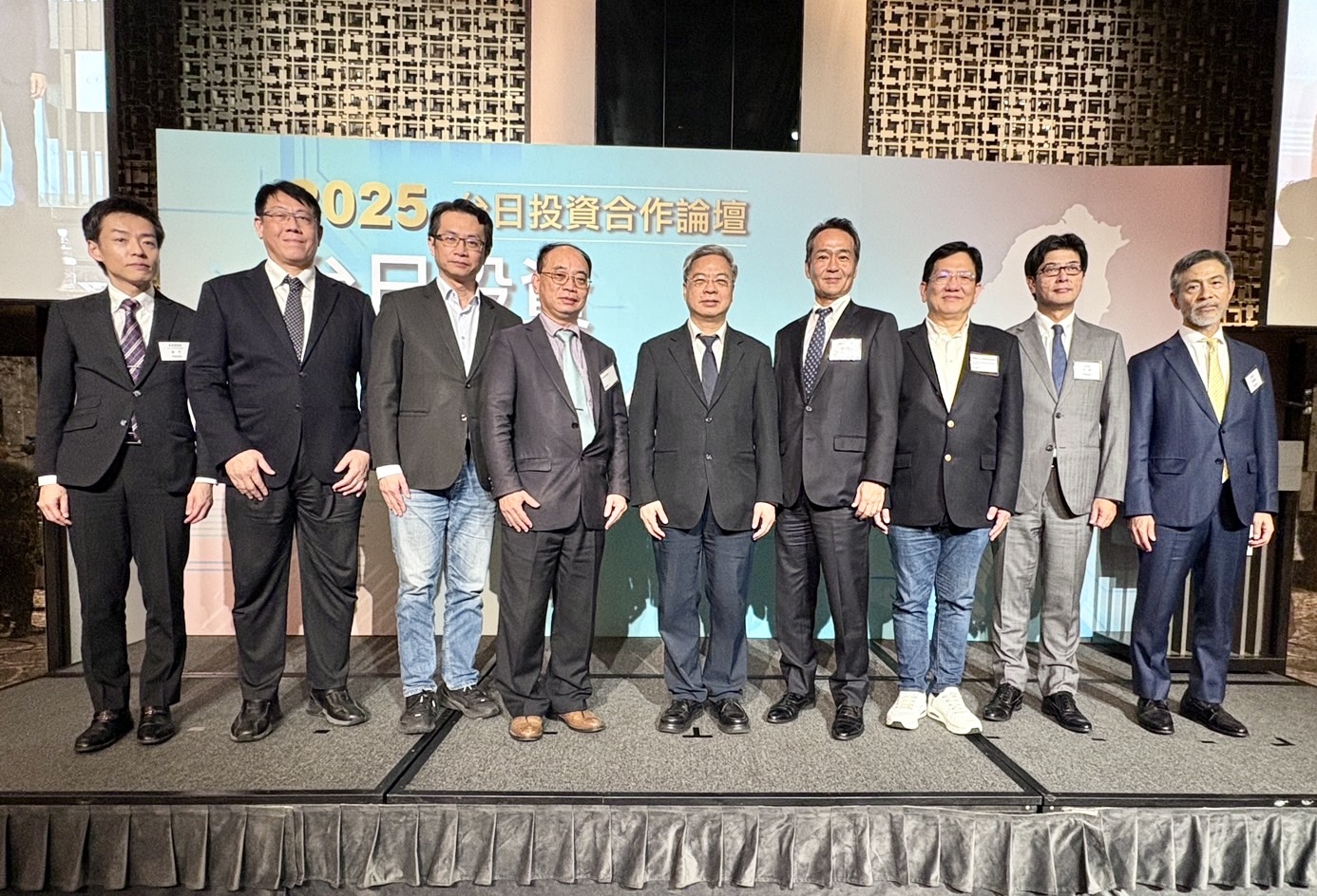 經濟部與日本瑞穗銀行共同舉辦之「2025年台日投資合作論壇」大合照.jpg