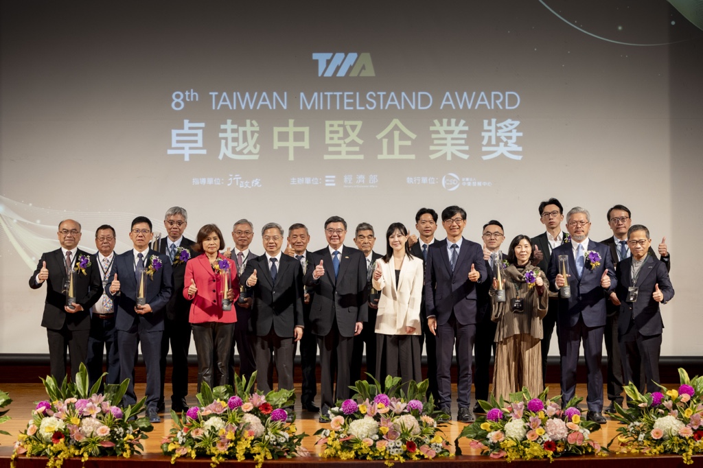 今日辦理第8屆卓越中堅企業頒獎典禮，表揚12家卓越中堅企業及2家營造友善職場優良中堅企業.jpg