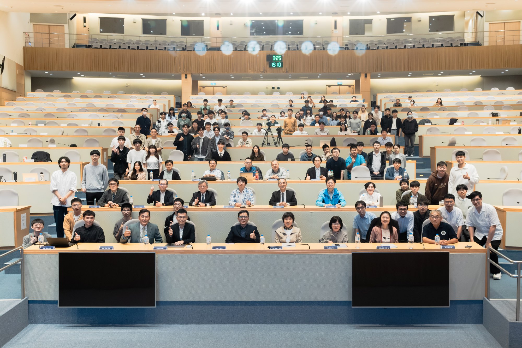 2025 AI CUP 教育部全國大專校院人工智慧競賽頒獎典禮大合照.jpg